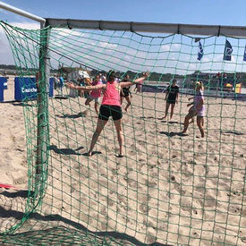 Sportliche Frauen-Power im Sand